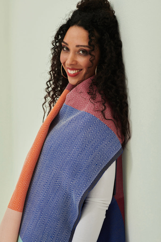 Model in colourful and stylish wool DARIA Cape Ganges - JULAHAS