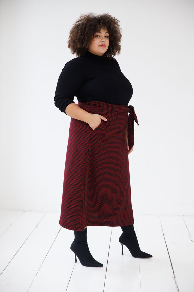 Black Red mid-weight pure wool wrap skirt | JULAHAS