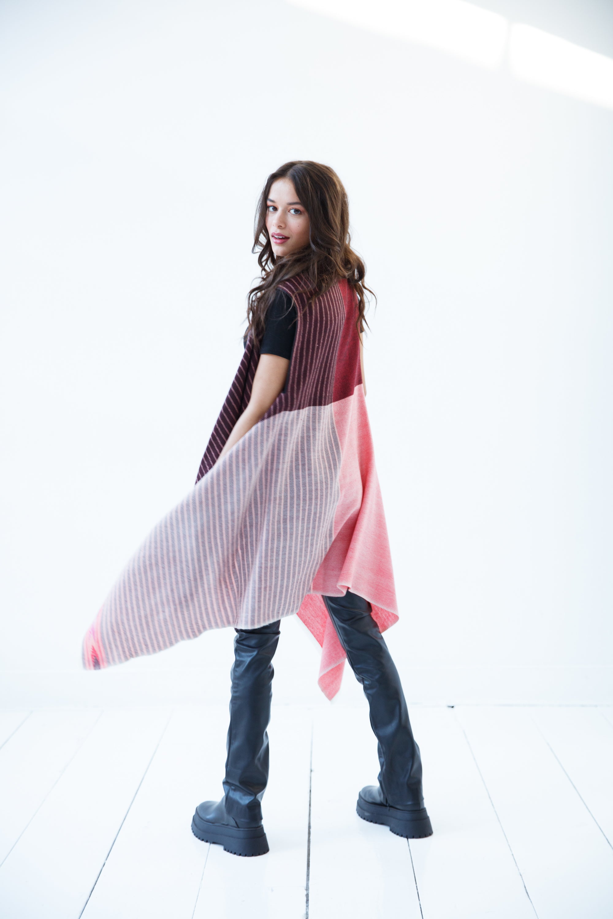 PETITE Woman's Light Wool Cape Fusion Red | JULAHAS