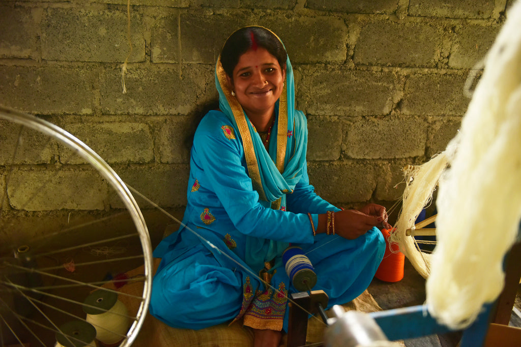 The artisans of Dev Bhumi creating the stylish pure wool women's poncho in classic colours DARIA Cape Amstel - JULAHAS